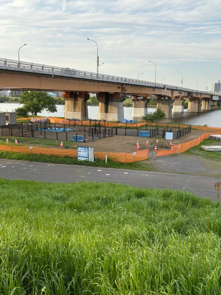 建設中の荒川岩淵関緑地ドッグランと新荒川大橋（2025年4月撮影）
