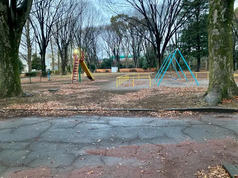 ドッグランに隣接する遊具広場。北野公園には遊具広場や野球場も整備されている（八王子ジャーニー撮影）