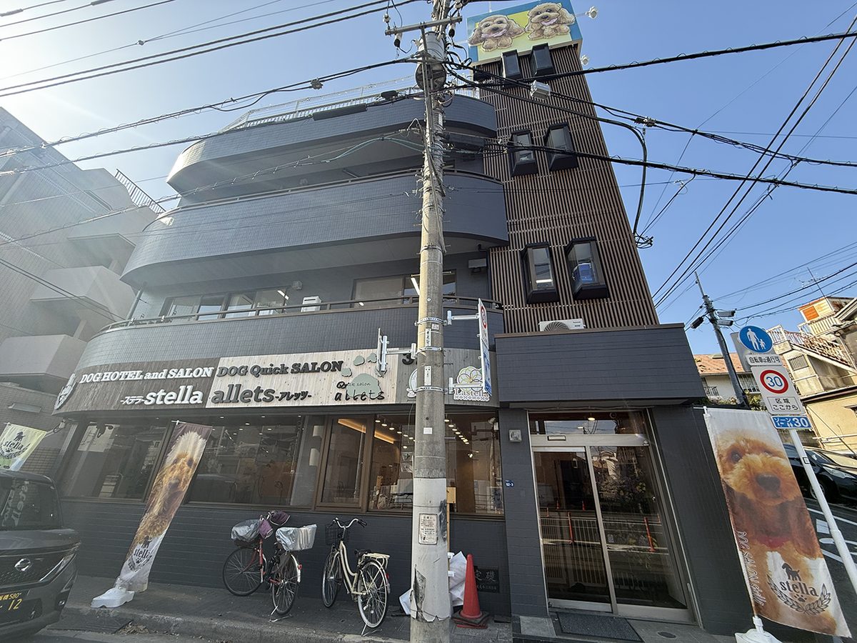 stella板橋店が入る複合施設「STELLAS」の外観。1階にstellaとDOG Quick SALON allets（公式サイト掲載写真）