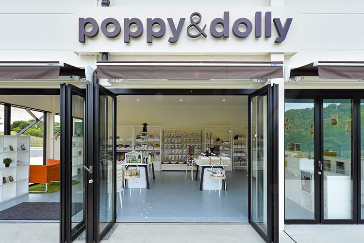 ドッグランの受付を行うpoppy&dollyの入口