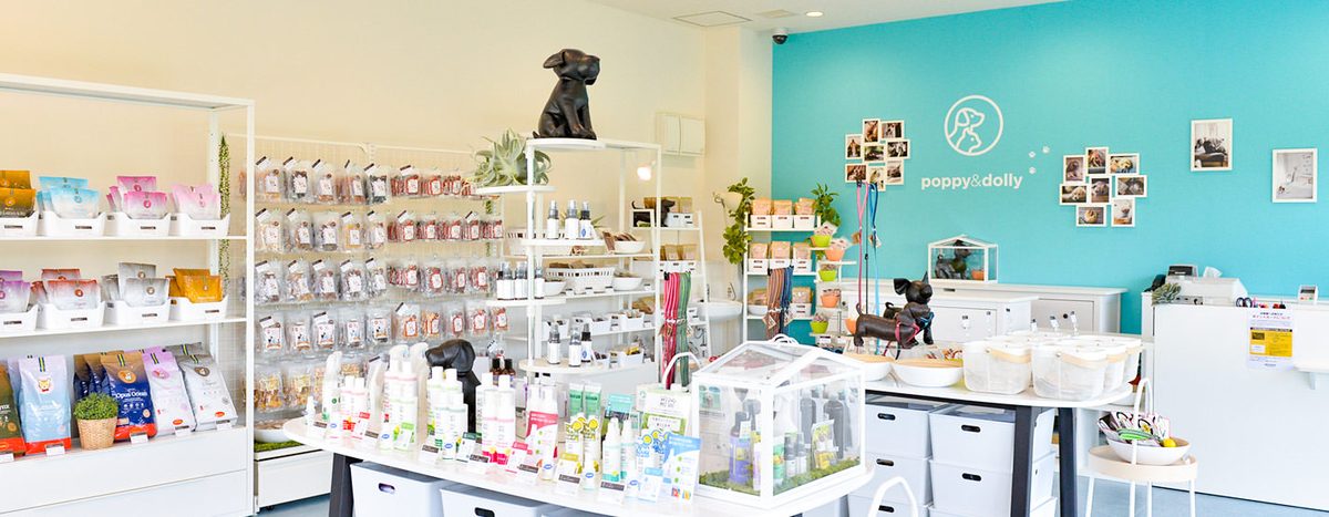 ペットフードやケア用品が並ぶpoppy&dolly店内