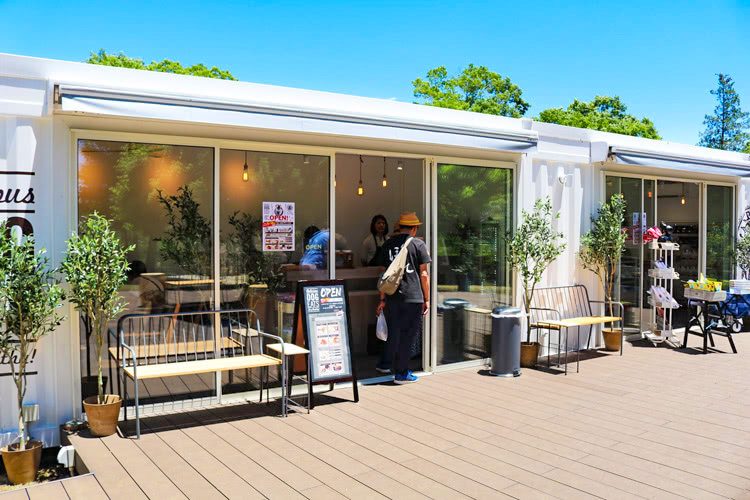 大型犬用ドッグラン前にあるDOG EATS&KIOSKの外観