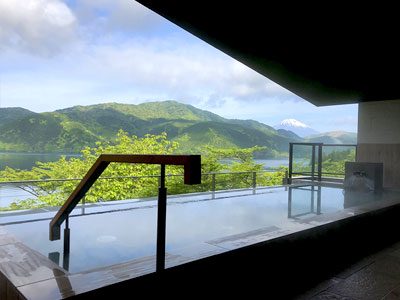 同じ箱根園エリア内にある日帰り温泉「龍宮殿本館」からの芦ノ湖・富士山の眺め(パノラマパークとは別施設・犬同伴不可のため参考画像)