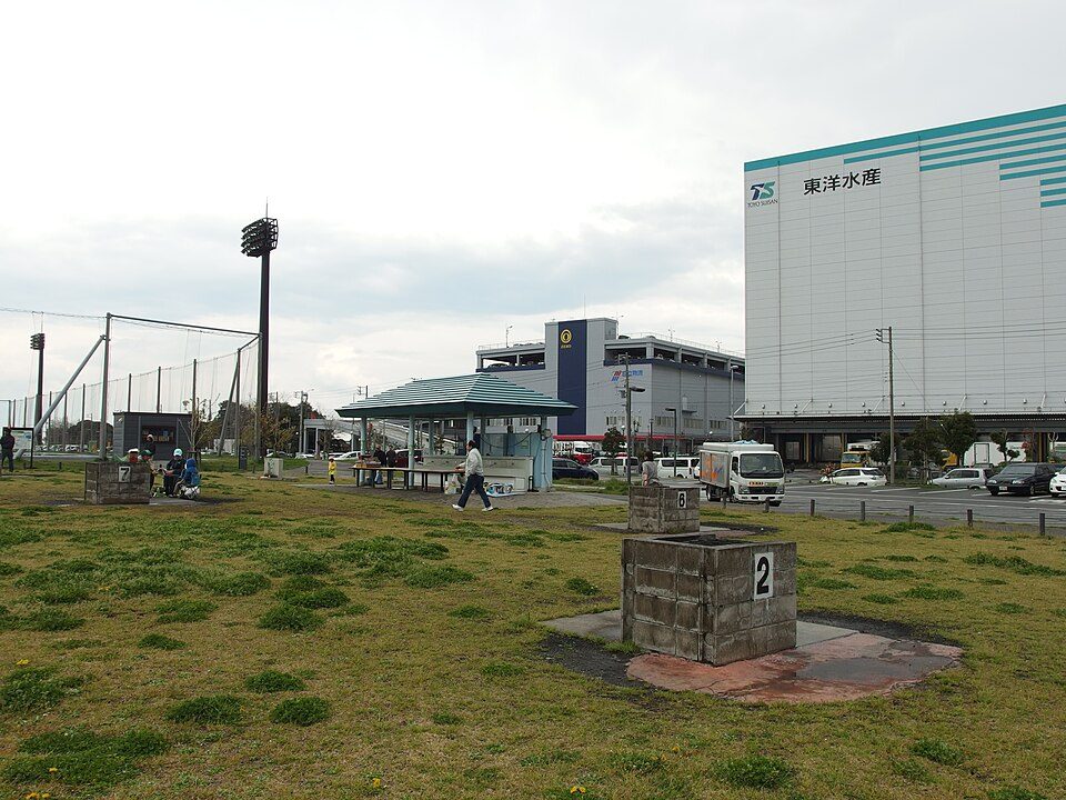 園内のバーベキュー広場（常設のかまど）。わんわん広場と同じ東扇島東公園内にある。撮影: Guilhem Vellut（CC BY 2.0 / Wikimedia Commons）