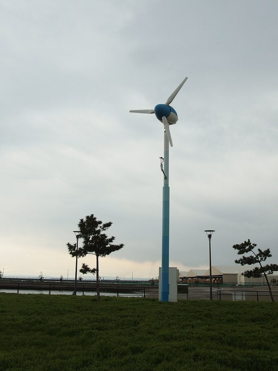 園内芝生広場に設置された風力発電のモニュメント（公式の園内平面図にも記載あり）。撮影: Guilhem Vellut（CC BY 2.0 / Wikimedia Commons）