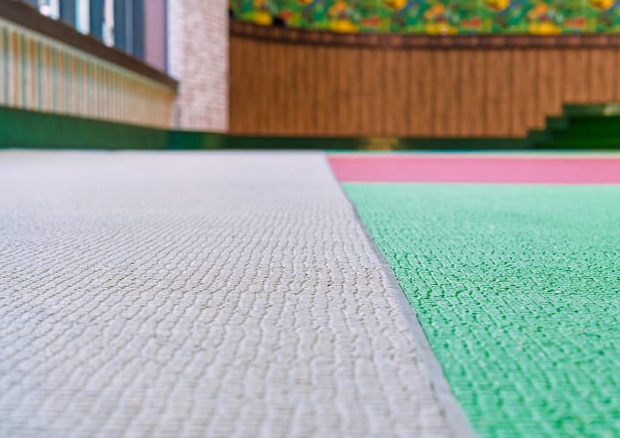 滑りにくく水洗いできる専用床材のクローズアップ（公式サイト dogpark ページ掲載）
